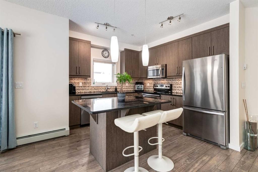 121-402 Marquis Lane Se, Calgary, AB - Indoor Photo Showing Kitchen With Stainless Steel Kitchen With Upgraded Kitchen