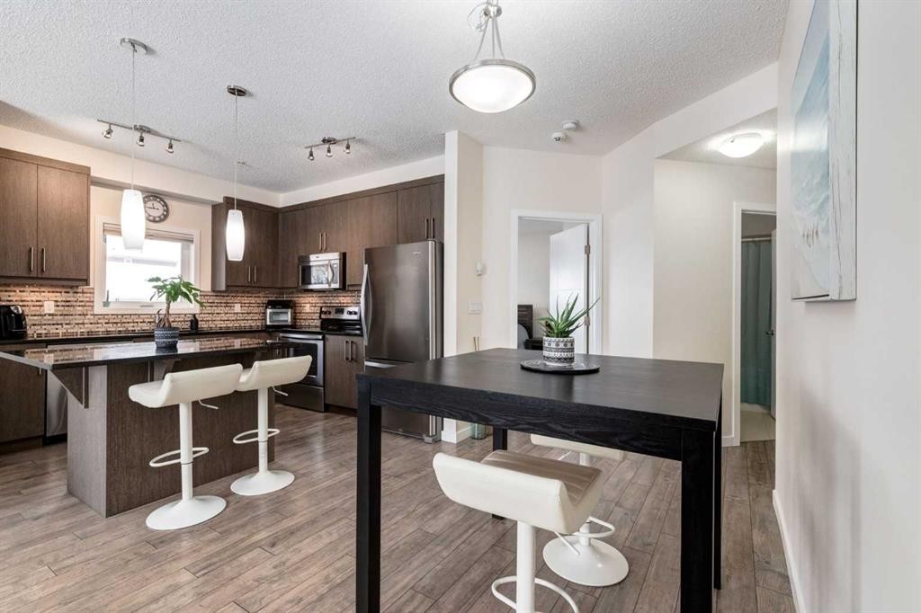 121-402 Marquis Lane Se, Calgary, AB - Indoor Photo Showing Kitchen With Stainless Steel Kitchen With Upgraded Kitchen