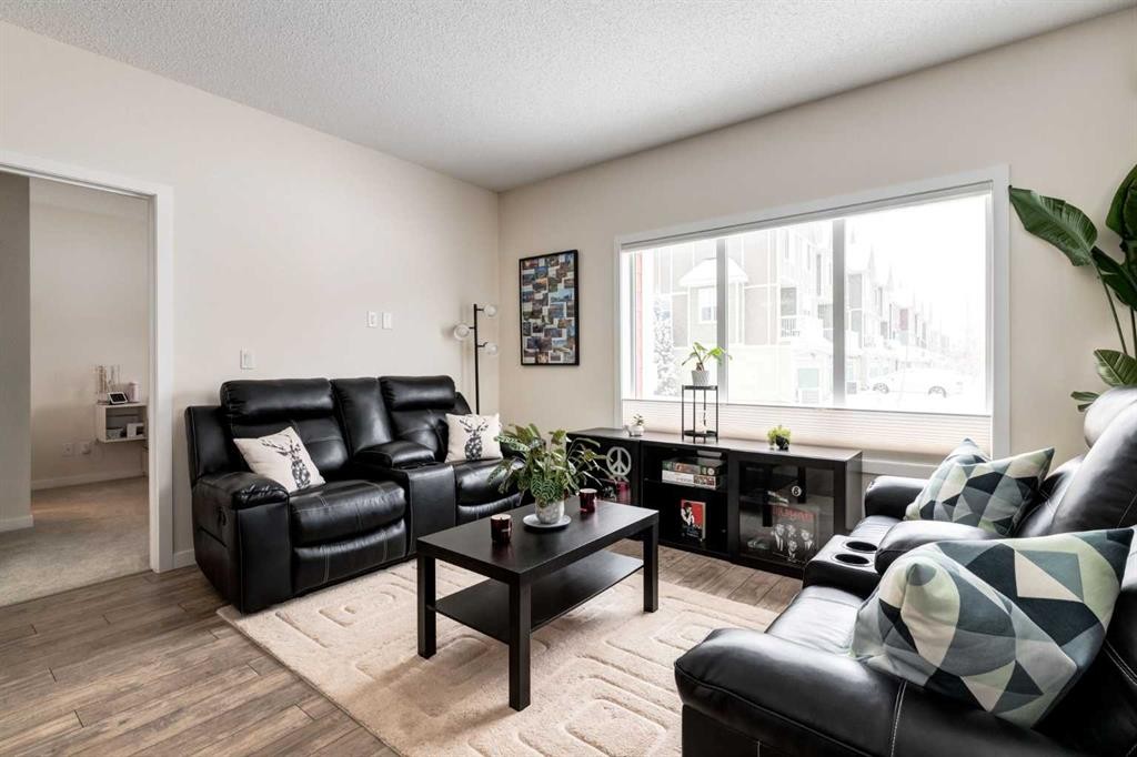 121-402 Marquis Lane Se, Calgary, AB - Indoor Photo Showing Living Room