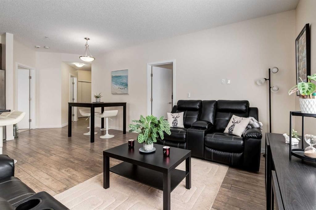 121-402 Marquis Lane Se, Calgary, AB - Indoor Photo Showing Living Room