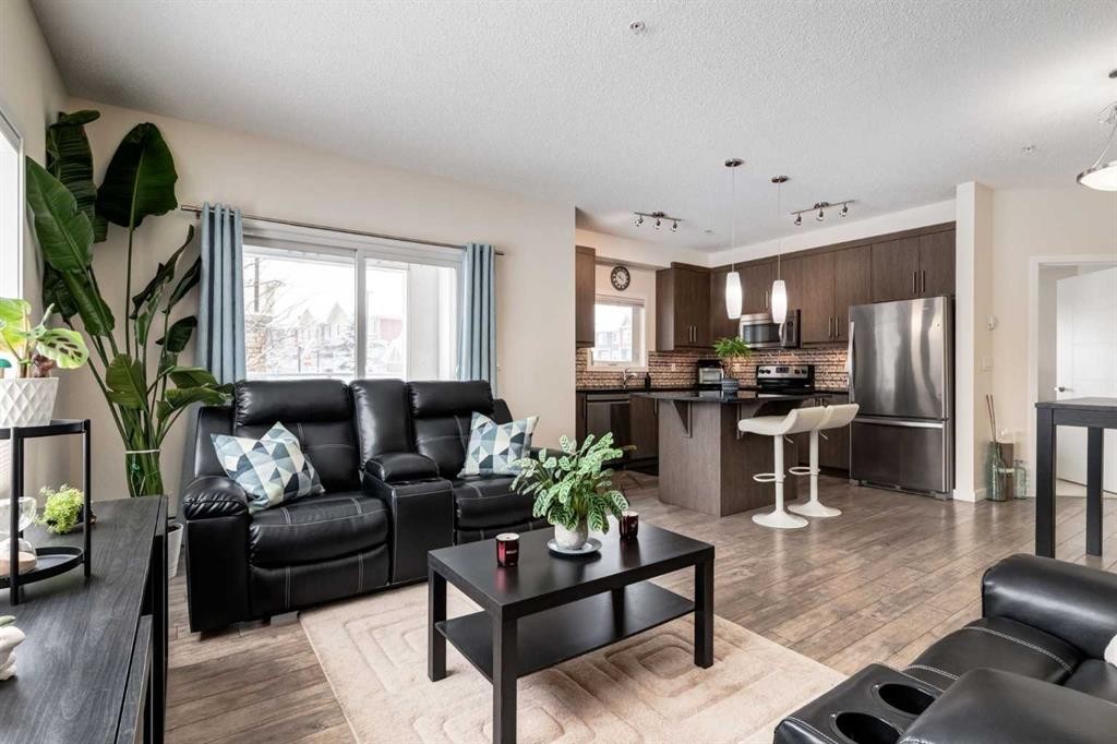121-402 Marquis Lane Se, Calgary, AB - Indoor Photo Showing Living Room