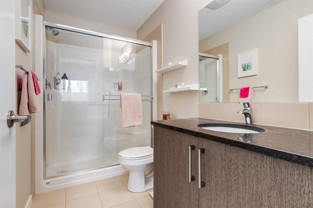 121-402 Marquis Lane Se, Calgary, AB - Indoor Photo Showing Bathroom