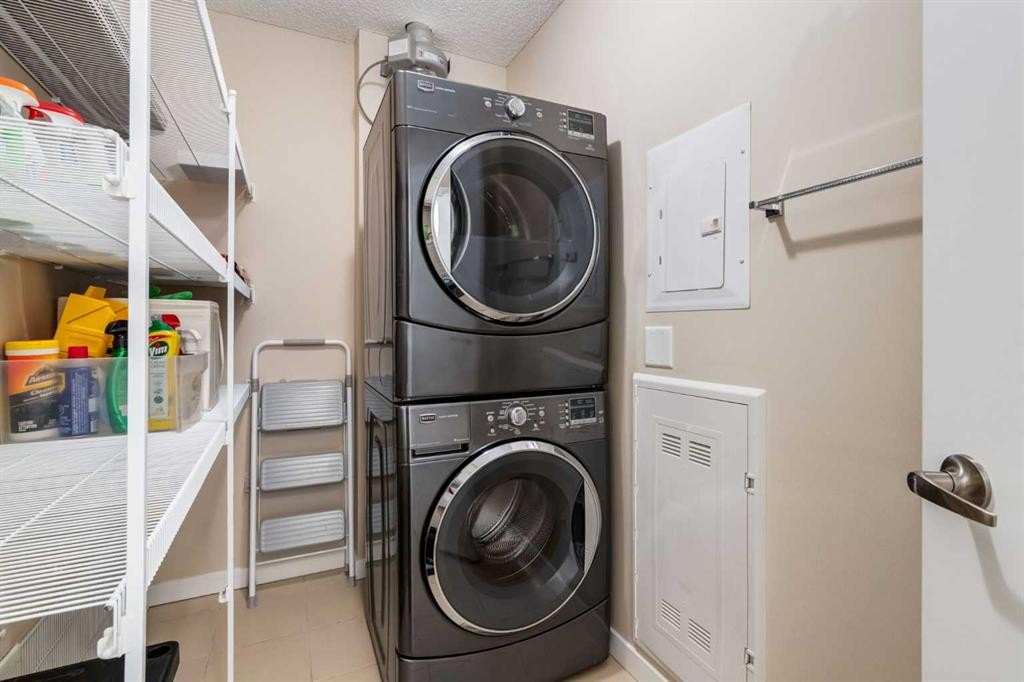 121-402 Marquis Lane Se, Calgary, AB - Indoor Photo Showing Laundry Room
