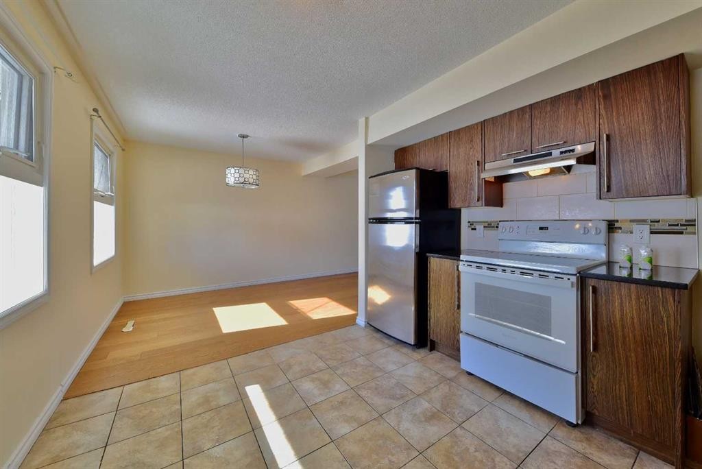 525 32 Avenue Ne, Calgary, AB - Indoor Photo Showing Kitchen