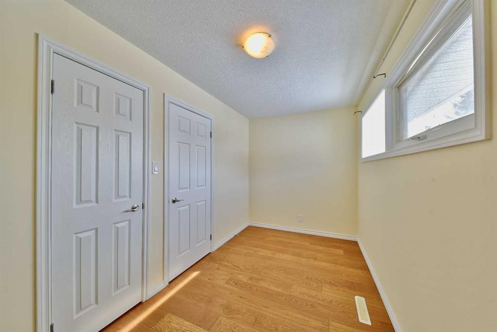 525 32 Avenue Ne, Calgary, AB - Indoor Photo Showing Other Room