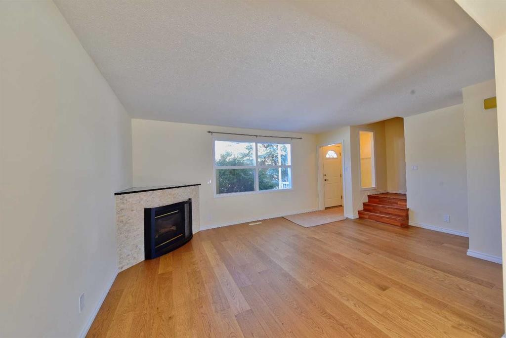 525 32 Avenue Ne, Calgary, AB - Indoor Photo Showing Living Room With Fireplace