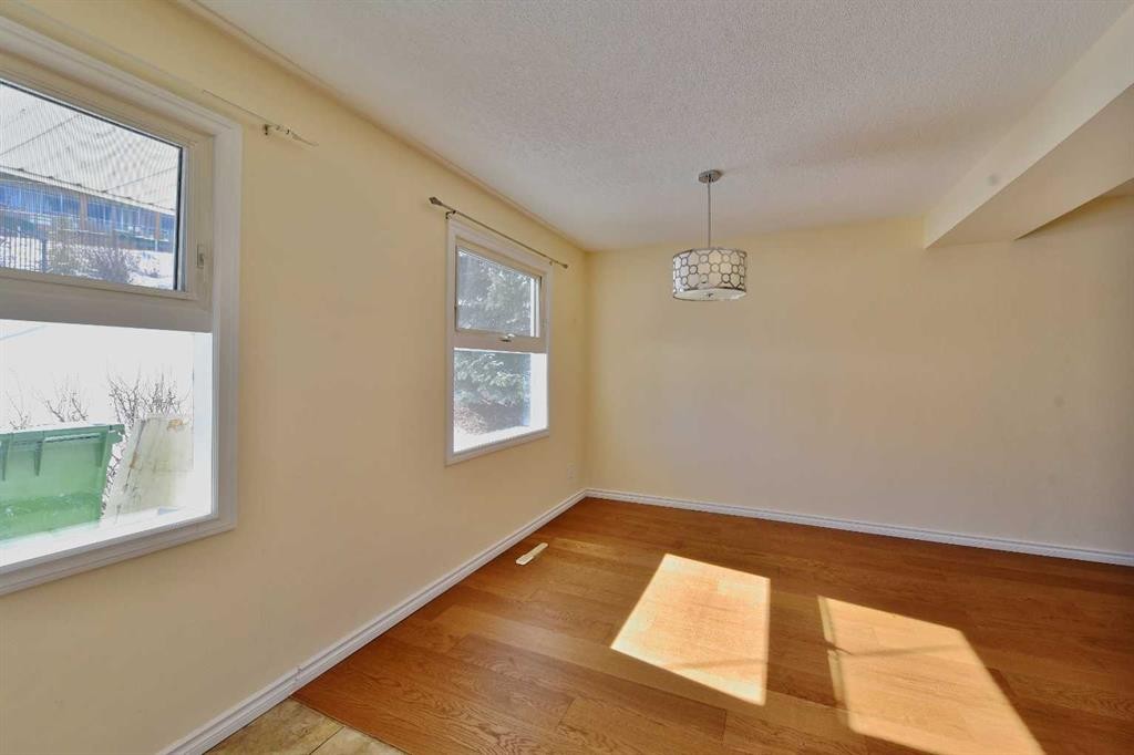 525 32 Avenue Ne, Calgary, AB - Indoor Photo Showing Other Room