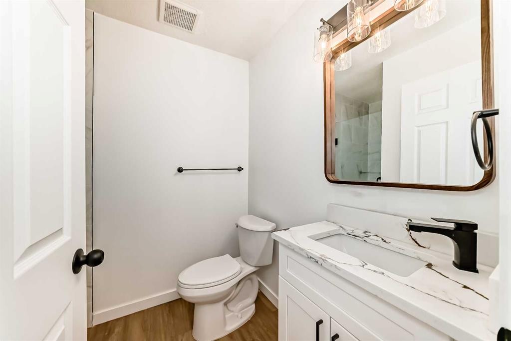 264 99 Avenue Se, Calgary, AB - Indoor Photo Showing Bathroom