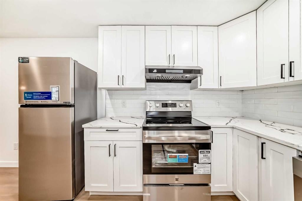 264 99 Avenue Se, Calgary, AB - Indoor Photo Showing Kitchen With Upgraded Kitchen