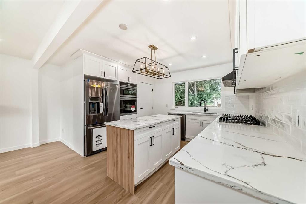 264 99 Avenue Se, Calgary, AB - Indoor Photo Showing Kitchen