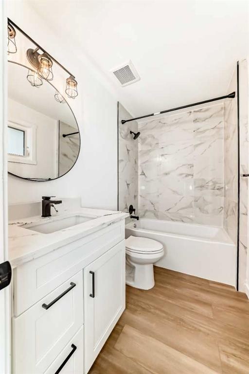 264 99 Avenue Se, Calgary, AB - Indoor Photo Showing Bathroom