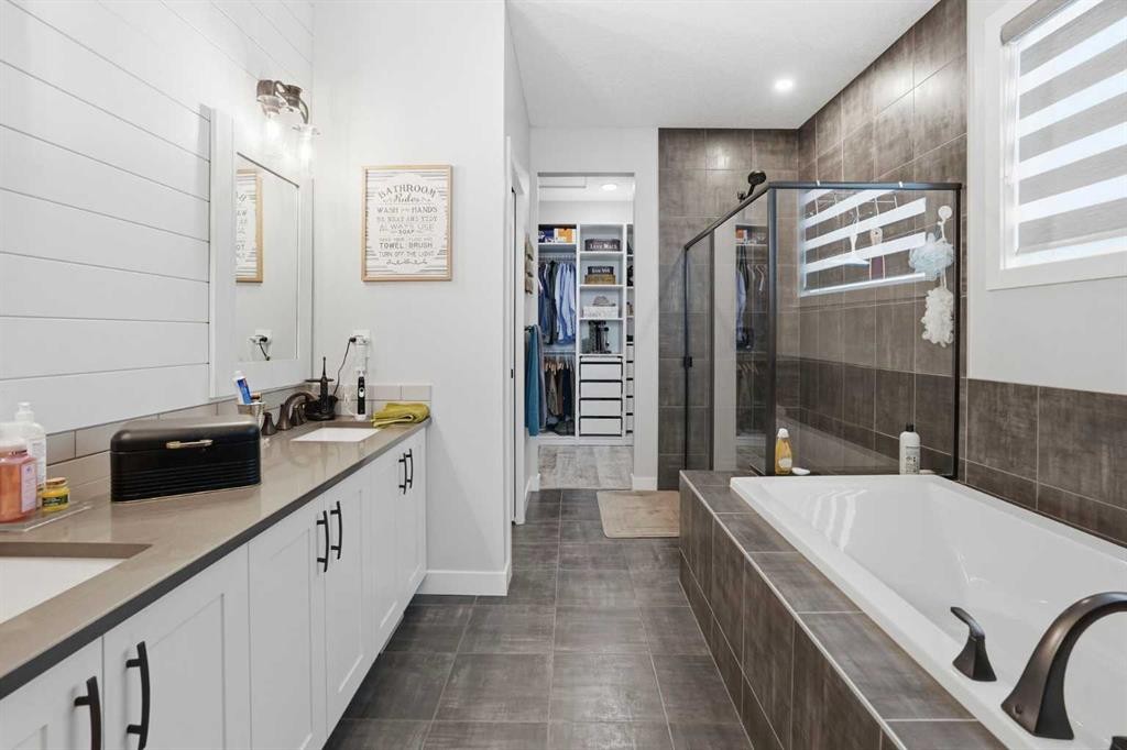 111 Crestridge View Sw, Calgary, AB - Indoor Photo Showing Bathroom