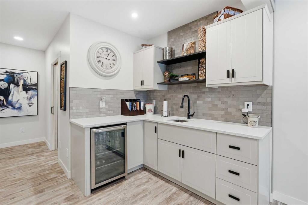 111 Crestridge View Sw, Calgary, AB - Indoor Photo Showing Kitchen