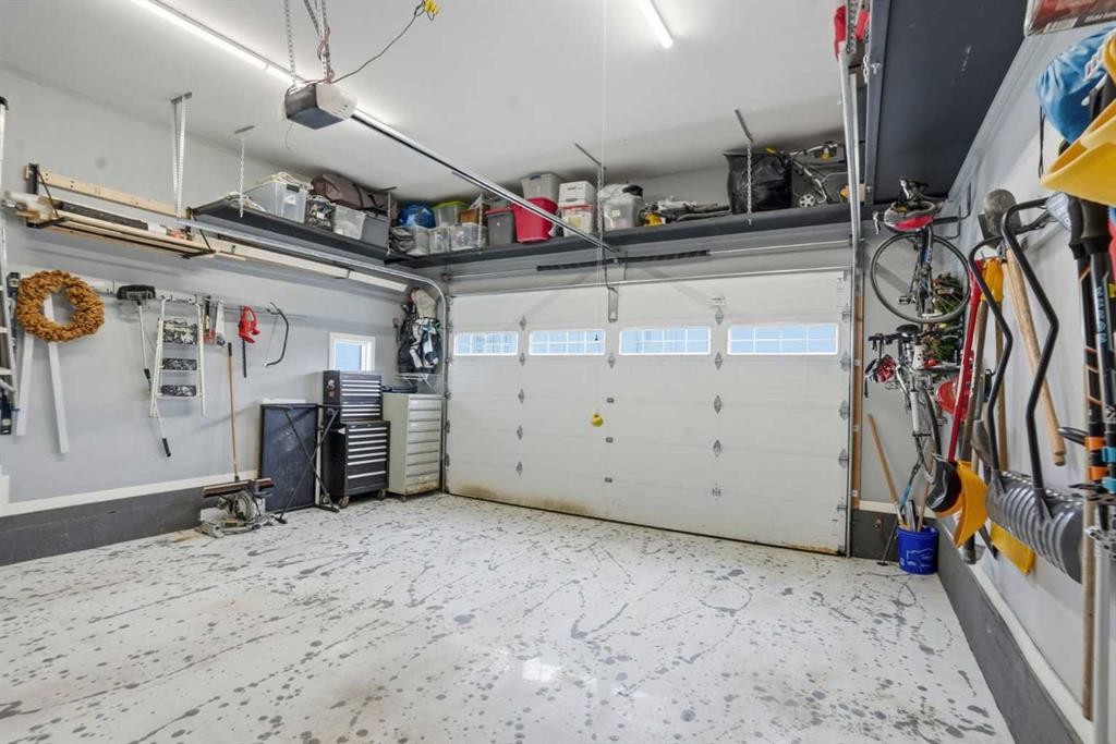 111 Crestridge View Sw, Calgary, AB - Indoor Photo Showing Garage