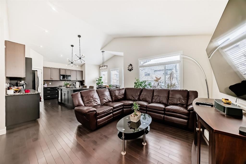 612 Montgomery Close Se, High River, AB - Indoor Photo Showing Living Room