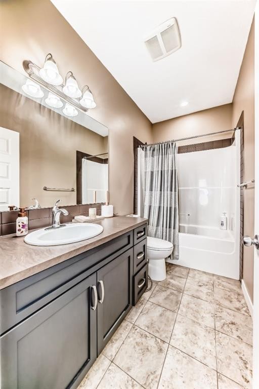 612 Montgomery Close Se, High River, AB - Indoor Photo Showing Bathroom