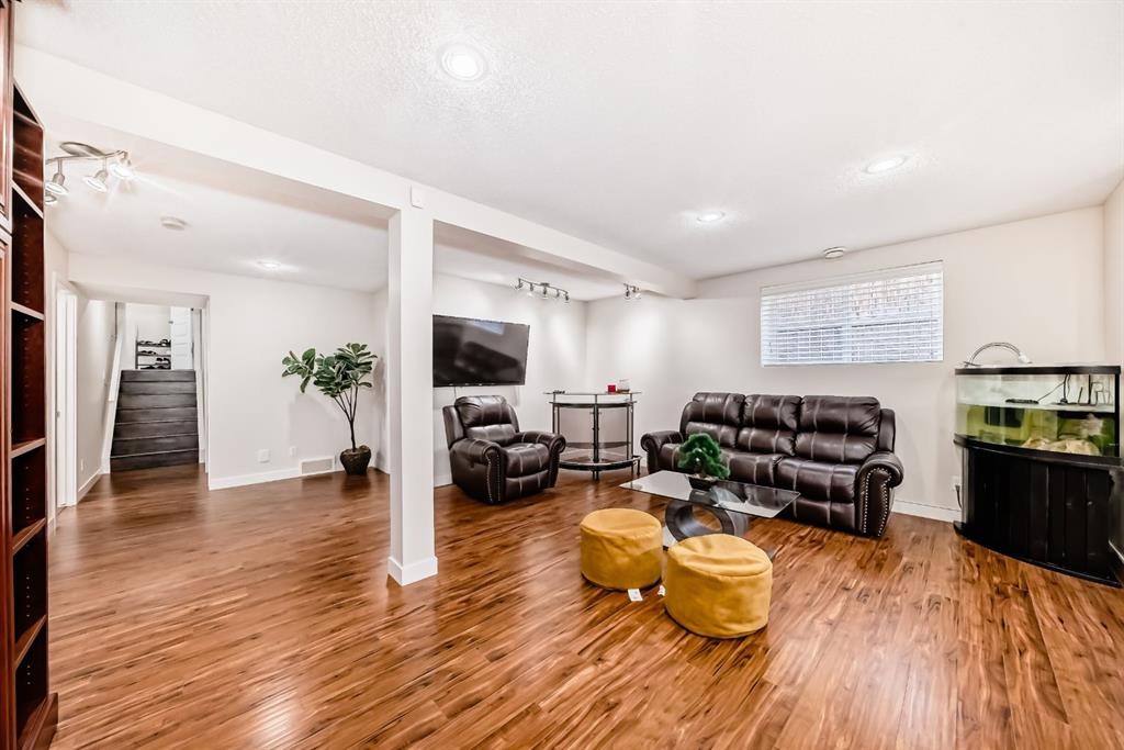 612 Montgomery Close Se, High River, AB - Indoor Photo Showing Living Room