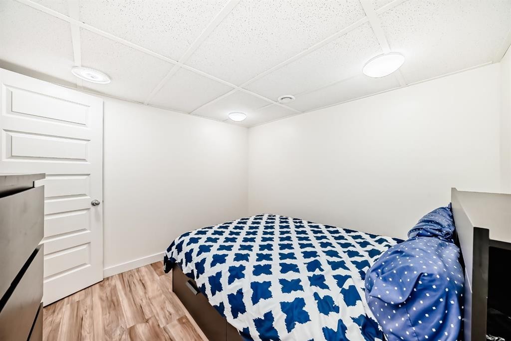 612 Montgomery Close Se, High River, AB - Indoor Photo Showing Bedroom