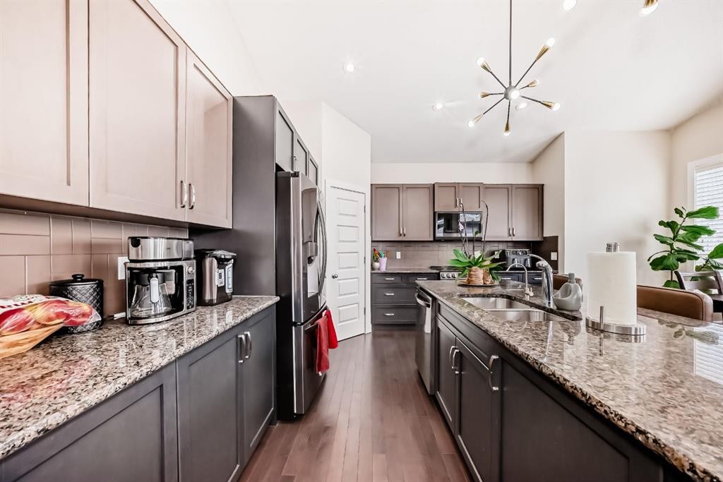 612 Montgomery Close Se, High River, AB - Indoor Photo Showing Kitchen With Double Sink With Upgraded Kitchen