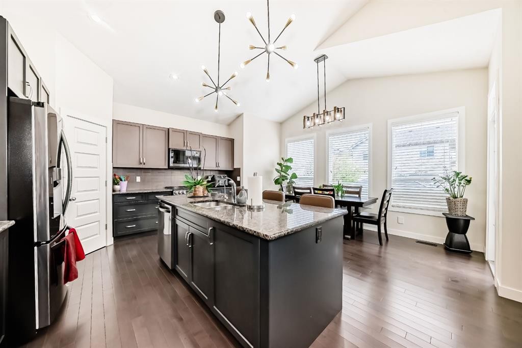 612 Montgomery Close Se, High River, AB - Indoor Photo Showing Kitchen With Upgraded Kitchen