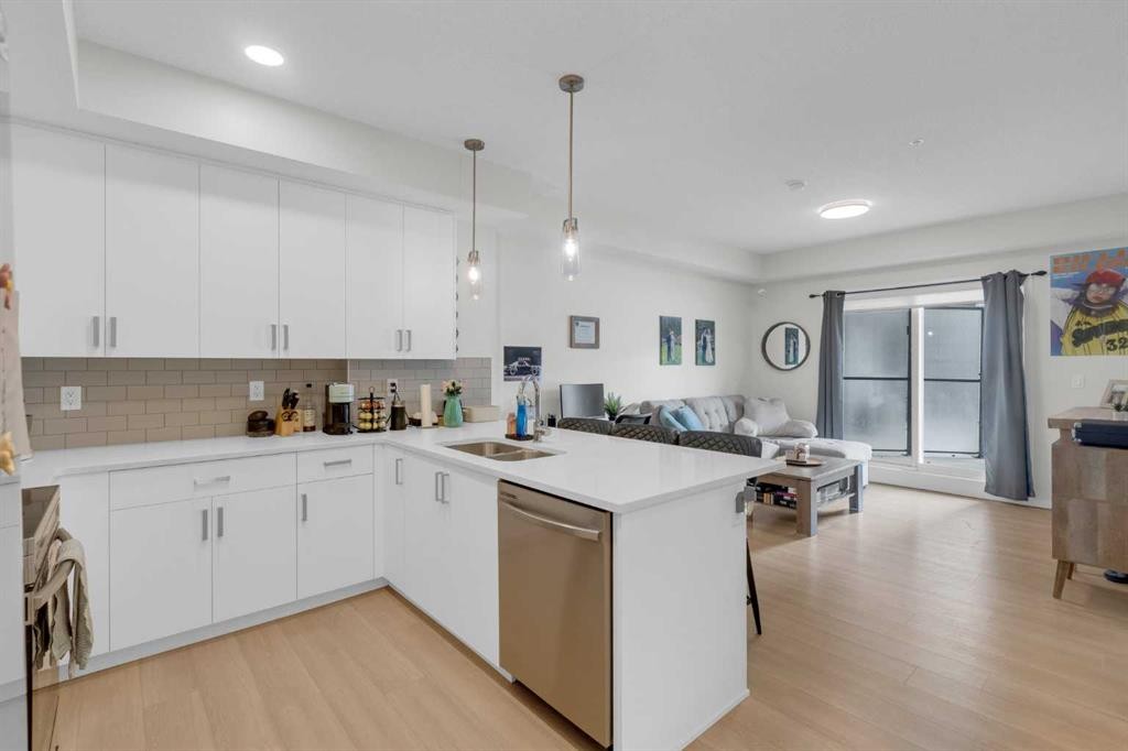 2106-33 Carringham Gate Nw, Calgary, AB - Indoor Photo Showing Kitchen With Double Sink