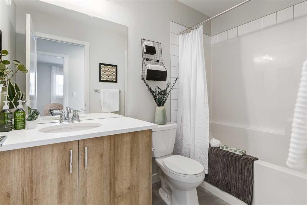 39 Versant Rise Sw, Calgary, AB - Indoor Photo Showing Bathroom