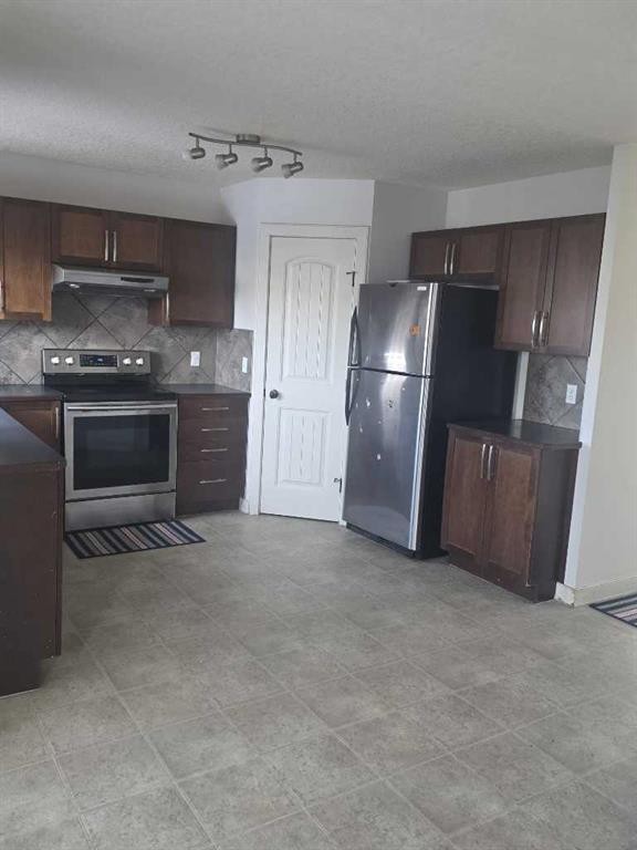 210 Saddlebrook Way Ne, Calgary, AB - Indoor Photo Showing Kitchen