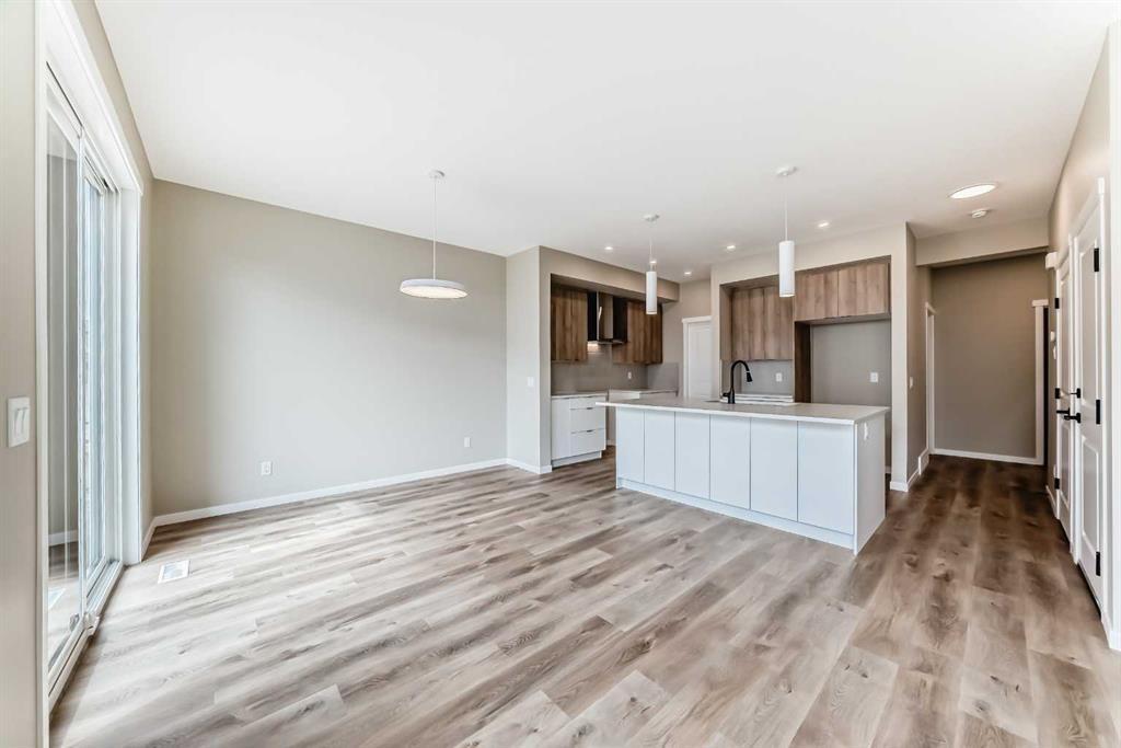 1085 Sawgrass Link Nw, Airdrie, AB - Indoor Photo Showing Kitchen
