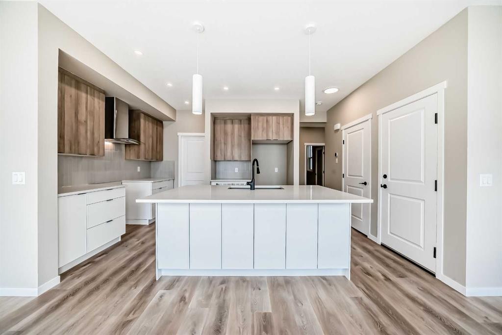 1085 Sawgrass Link Nw, Airdrie, AB - Indoor Photo Showing Kitchen