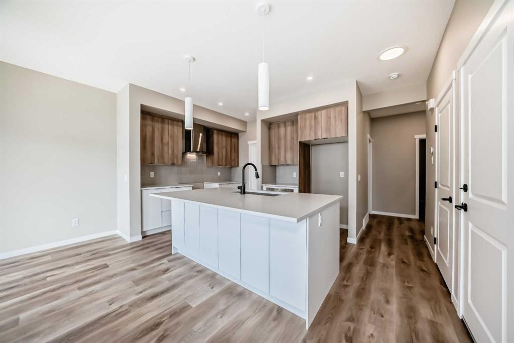 1085 Sawgrass Link Nw, Airdrie, AB - Indoor Photo Showing Kitchen