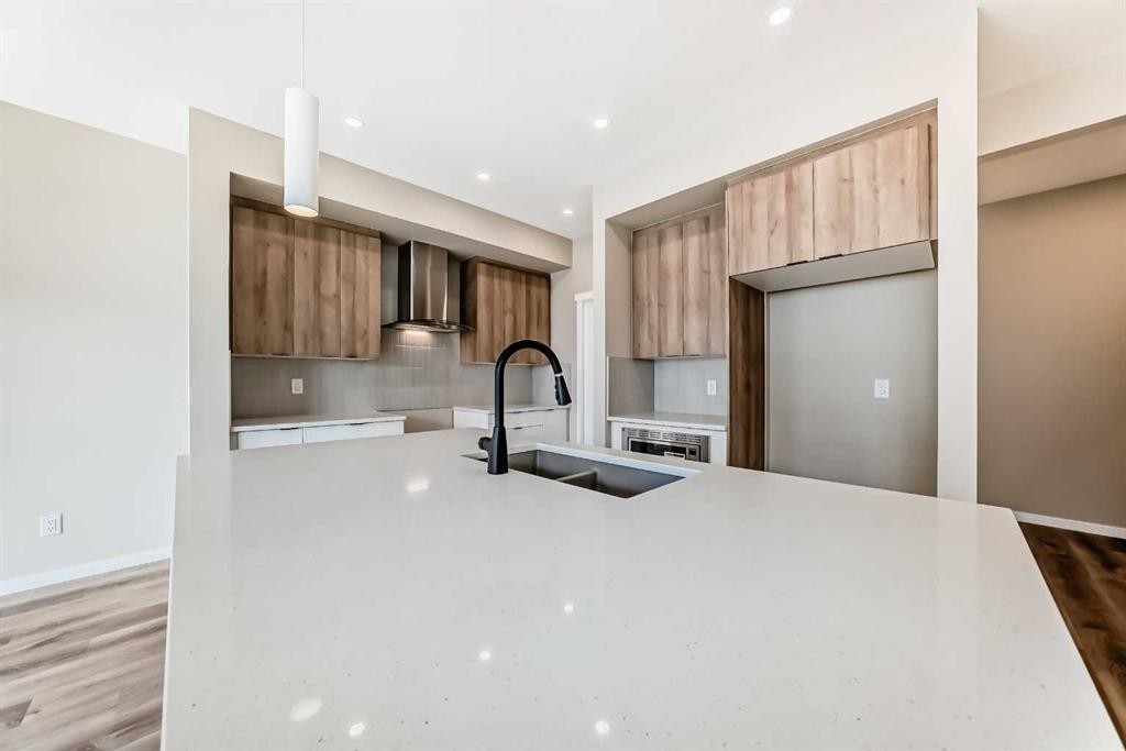 1085 Sawgrass Link Nw, Airdrie, AB - Indoor Photo Showing Kitchen With Double Sink