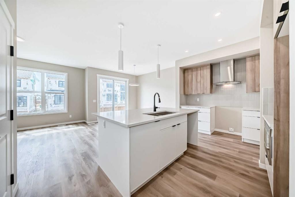 1085 Sawgrass Link Nw, Airdrie, AB - Indoor Photo Showing Kitchen With Double Sink With Upgraded Kitchen