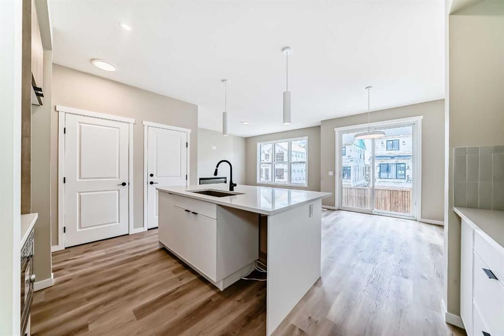 1085 Sawgrass Link Nw, Airdrie, AB - Indoor Photo Showing Kitchen With Upgraded Kitchen