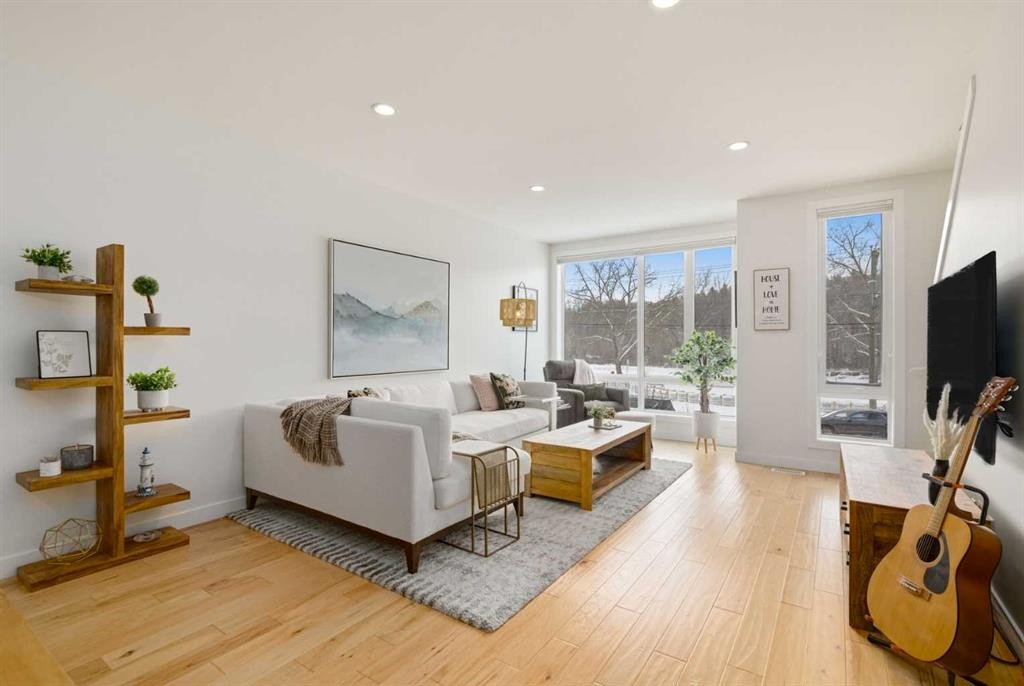 3012 Parkdale Boulevard Nw, Calgary, AB - Indoor Photo Showing Living Room