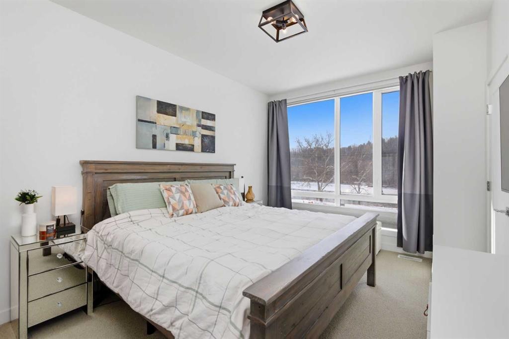 3012 Parkdale Boulevard Nw, Calgary, AB - Indoor Photo Showing Bedroom