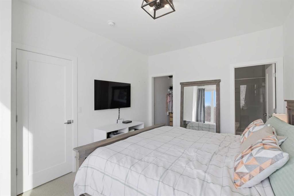 3012 Parkdale Boulevard Nw, Calgary, AB - Indoor Photo Showing Bedroom
