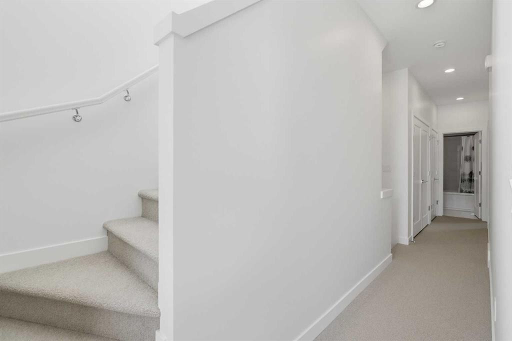 3012 Parkdale Boulevard Nw, Calgary, AB - Indoor Photo Showing Other Room