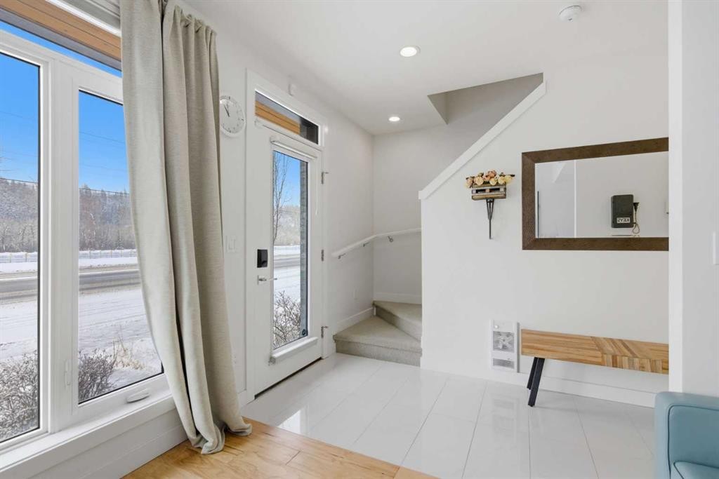 3012 Parkdale Boulevard Nw, Calgary, AB - Indoor Photo Showing Other Room