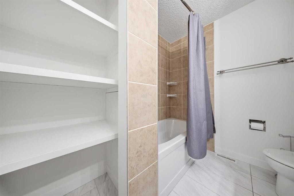 263 Doverview Crescent Se, Calgary, AB - Indoor Photo Showing Bathroom