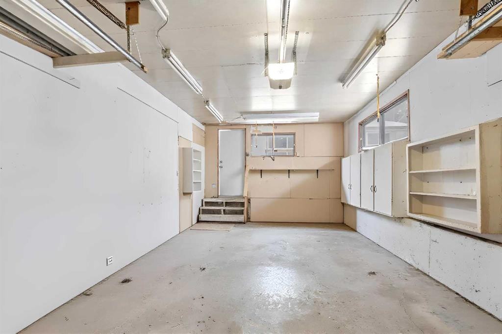263 Doverview Crescent Se, Calgary, AB - Indoor Photo Showing Garage