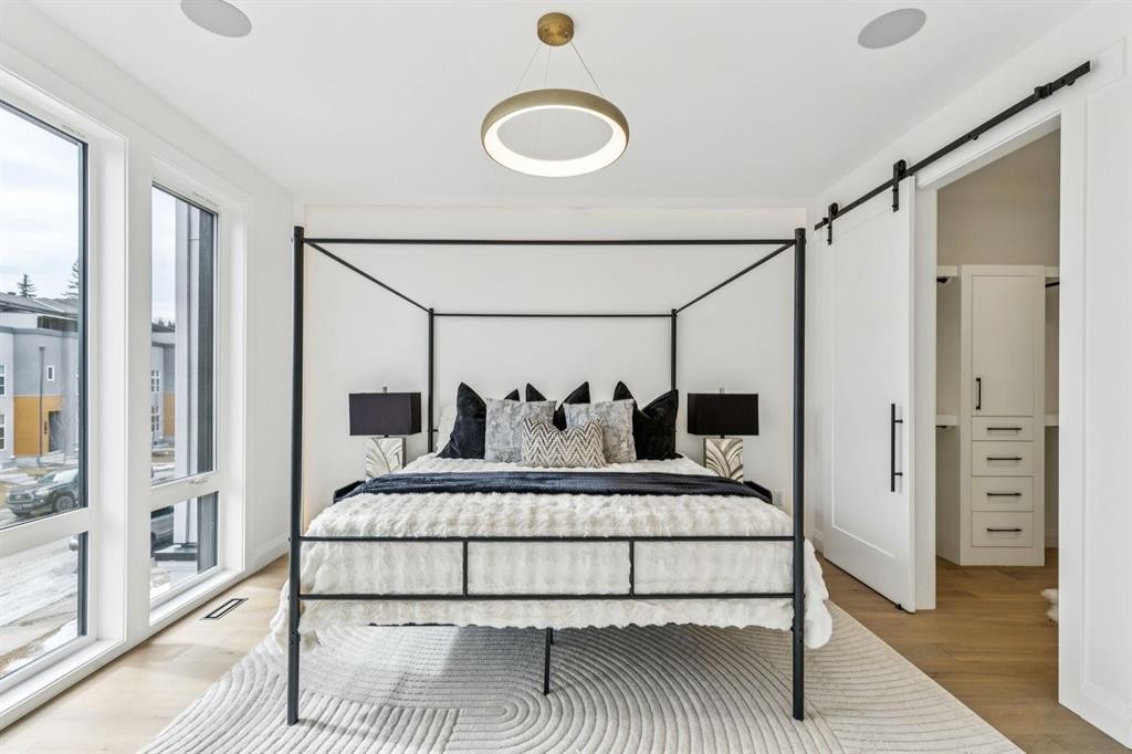 525 32 Street Nw, Calgary, AB - Indoor Photo Showing Bedroom