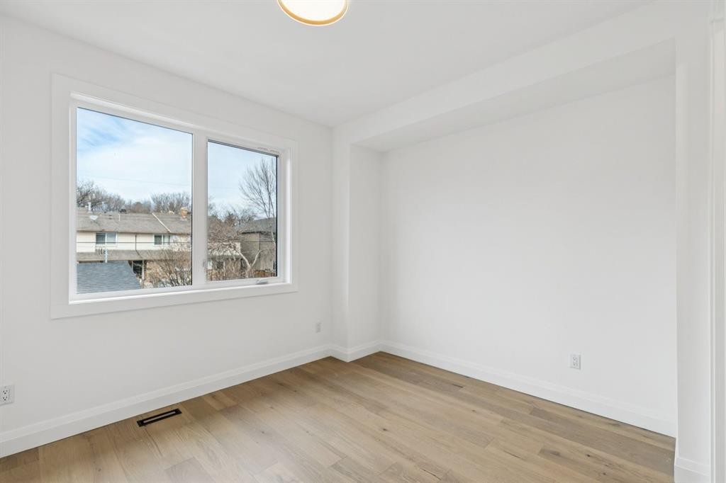 525 32 Street Nw, Calgary, AB - Indoor Photo Showing Other Room