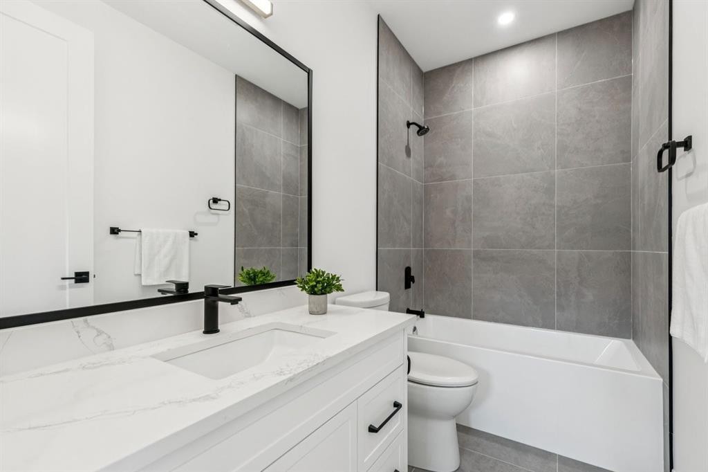 525 32 Street Nw, Calgary, AB - Indoor Photo Showing Bathroom