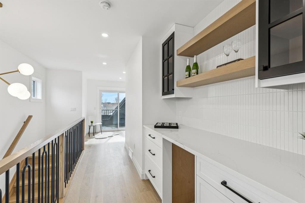525 32 Street Nw, Calgary, AB - Indoor Photo Showing Other Room