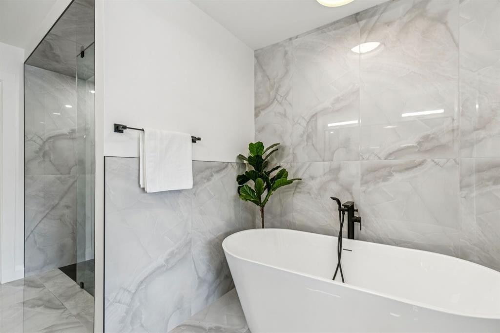 525 32 Street Nw, Calgary, AB - Indoor Photo Showing Bathroom