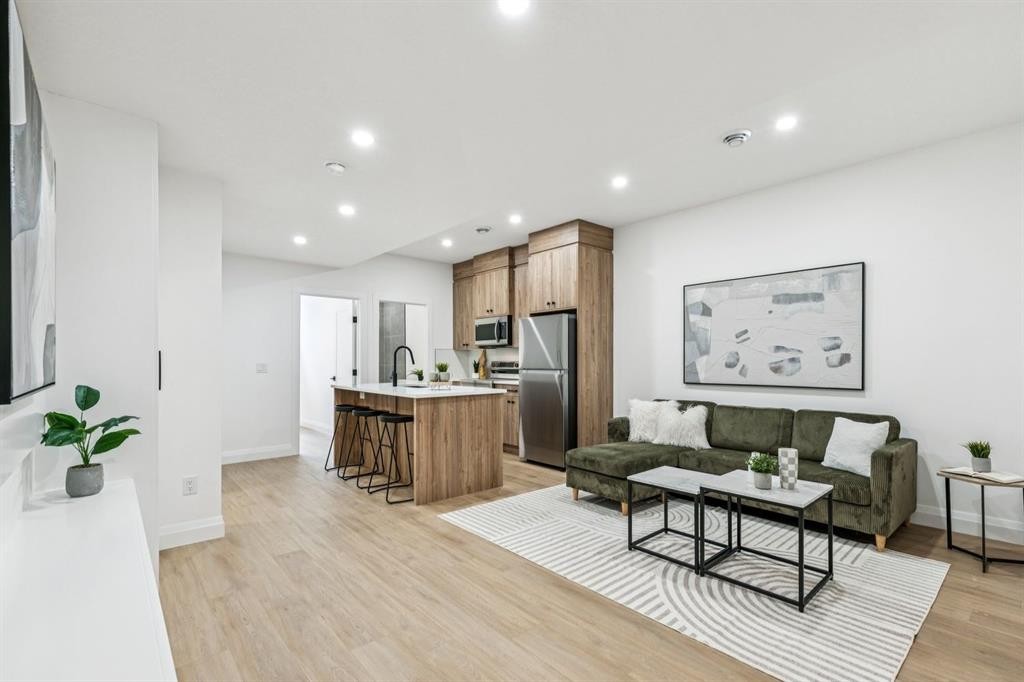 525 32 Street Nw, Calgary, AB - Indoor Photo Showing Other Room