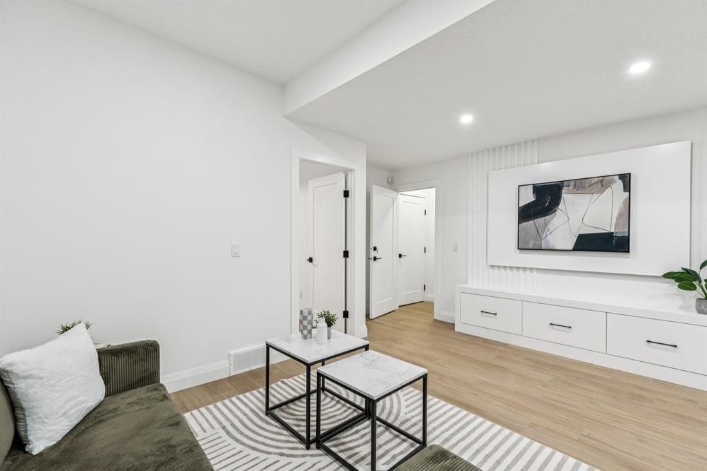 525 32 Street Nw, Calgary, AB - Indoor