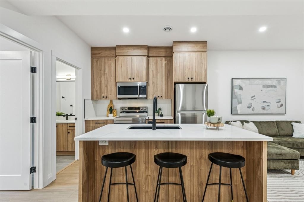 525 32 Street Nw, Calgary, AB - Indoor Photo Showing Kitchen With Double Sink