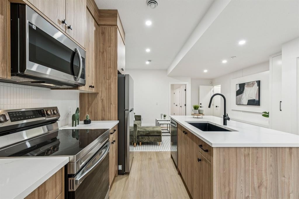525 32 Street Nw, Calgary, AB - Indoor Photo Showing Kitchen With Upgraded Kitchen