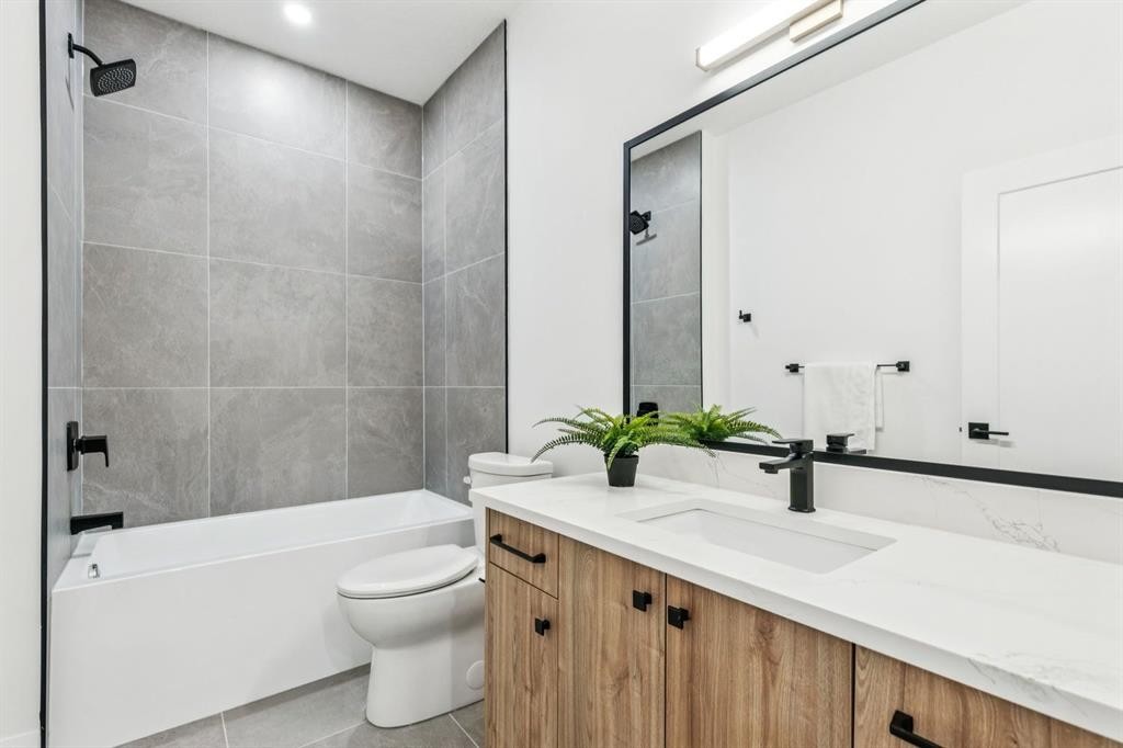 525 32 Street Nw, Calgary, AB - Indoor Photo Showing Bathroom